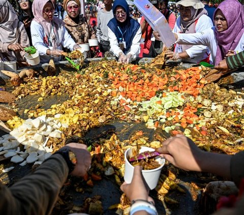 FOTO: Meriahnya Festival Rujak Uleg ke-20 di Surabaya, Cobek Raksasanya Bikin Salfok