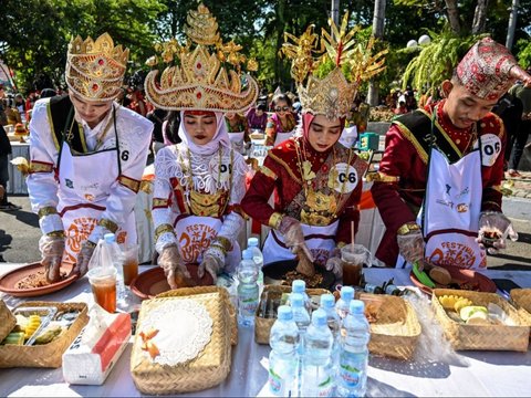 FOTO: Meriahnya Festival Rujak Uleg ke-20 di Surabaya, Cobek Raksasanya Bikin Salfok