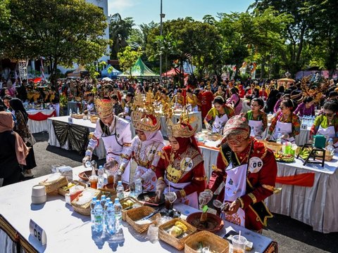 FOTO: Meriahnya Festival Rujak Uleg ke-20 di Surabaya, Cobek Raksasanya Bikin Salfok