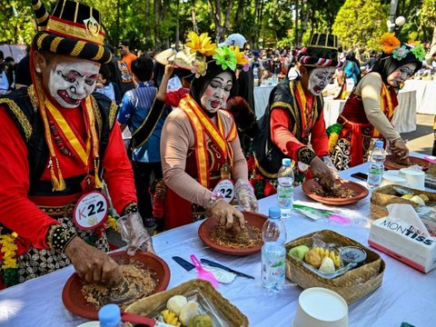 FOTO: Meriahnya Festival Rujak Uleg ke-20 di Surabaya, Cobek Raksasanya Bikin Salfok