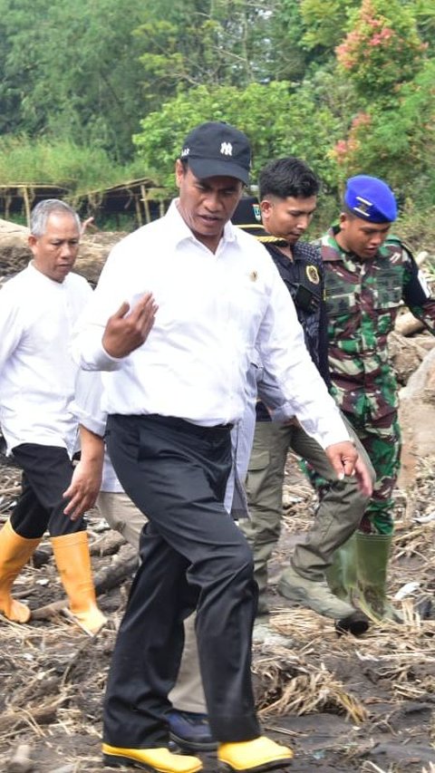 Mentan Terjung Langsung Bantu Korban Banjir dan Longsor di Kabupaten Agam