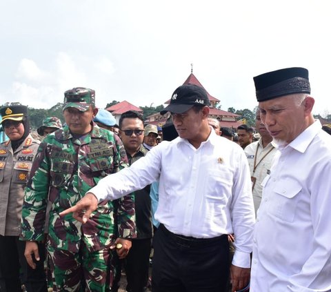 Mentan Terjung Langsung Bantu Korban Banjir dan Longsor di Kabupaten Agam