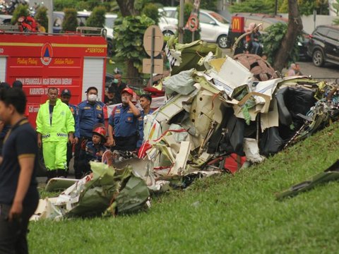 FOTO: Penampakan Puing-Puing Pesawat Latih yang Jatuh  di BSD Serpong Tangerang Selatan, Kondisinya Ringsek Berantakan