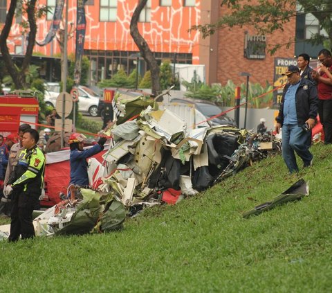 FOTO: Penampakan Puing-Puing Pesawat Latih yang Jatuh  di BSD Serpong Tangerang Selatan, Kondisinya Ringsek Berantakan