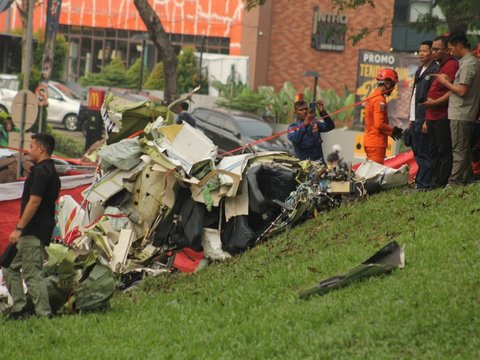 FOTO: Penampakan Puing-Puing Pesawat Latih yang Jatuh  di BSD Serpong Tangerang Selatan, Kondisinya Ringsek Berantakan