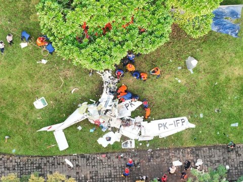 FOTO: Penampakan Puing-Puing Pesawat Latih yang Jatuh  di BSD Serpong Tangerang Selatan, Kondisinya Ringsek Berantakan