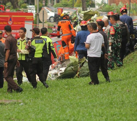 FOTO: Penampakan Puing-Puing Pesawat Latih yang Jatuh  di BSD Serpong Tangerang Selatan, Kondisinya Ringsek Berantakan