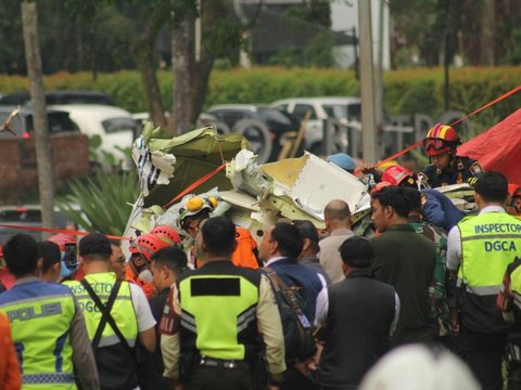 FOTO: Penampakan Puing-Puing Pesawat Latih yang Jatuh  di BSD Serpong Tangerang Selatan, Kondisinya Ringsek Berantakan