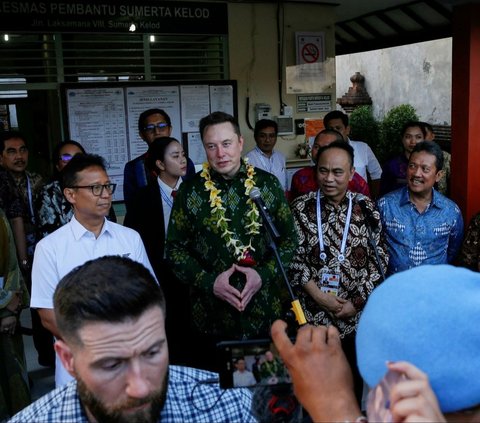 CEO Tesla Elon Musk meresmikan peluncuran Starlink di Puskesmas Pembantu Sumerta Kelod Denpasar, Bali pada Minggu (19/5/24) Peluncuran resmi dilakukan sekitar pukul 16.45 WITA. Foto: REUTERS / Johannes P. Christo<br>