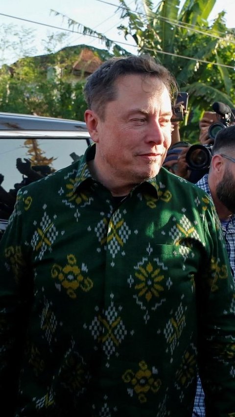 Saat tiba, Elon terlihat mengenakan batik lengan panjang berwarna hijau. Foto: REUTERS / Johannes P. Christo<br>