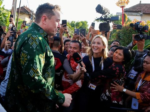 FOTO: Gaya Elon Musk Berkemeja Batik Hijau Resmikan Layanan Internet Starlink di Bali