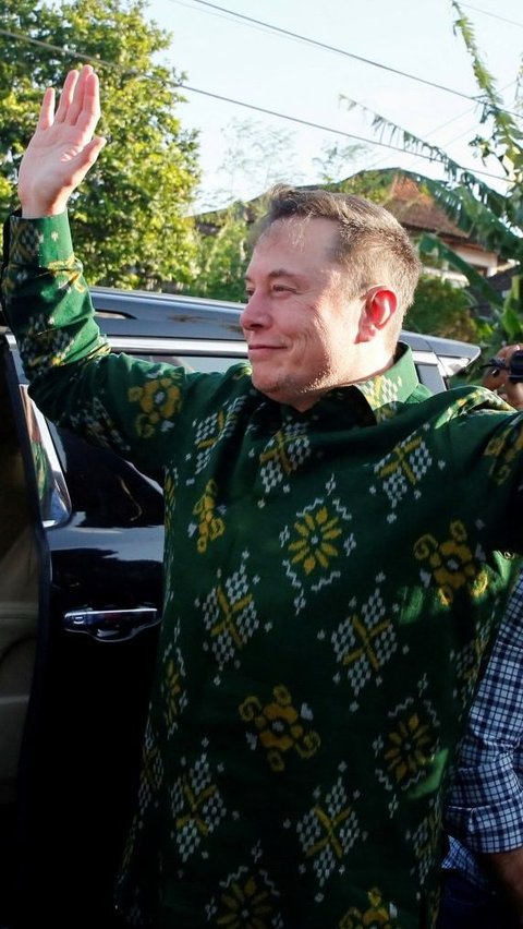 Senyum Elon Musk terlihat menyapa warga yang menyambut kehadirannya. Foto: REUTERS / Johannes P. Christo