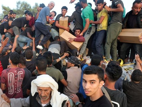 FOTO: Detik-Detik Truk Bantuan Kemanusiaan Keluar Dermaga Trisula Langsung Diserbu Ratusan Ribu Pengungsi Palestina di Gaza