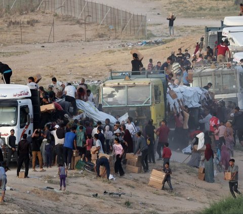 FOTO: Detik-Detik Truk Bantuan Kemanusiaan Keluar Dermaga Trisula Langsung Diserbu Ratusan Ribu Pengungsi Palestina di Gaza