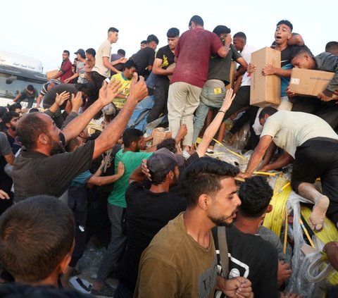 FOTO: Detik-Detik Truk Bantuan Kemanusiaan Keluar Dermaga Trisula Langsung Diserbu Ratusan Ribu Pengungsi Palestina di Gaza