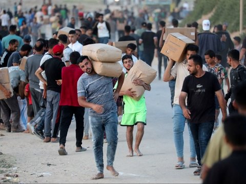 FOTO: Detik-Detik Truk Bantuan Kemanusiaan Keluar Dermaga Trisula Langsung Diserbu Ratusan Ribu Pengungsi Palestina di Gaza