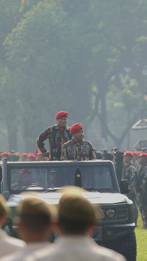 Upacara HUT ke-72 Kopassus ini sendiri dipimpin langsung oleh Panglima TNI Jenderal TNI Agus Subiyanto.<br>