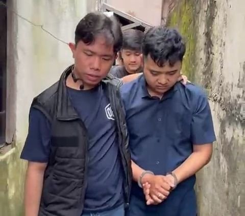 Detik-Detik Penangkapan Pria Pembunuh Mayat Dalam Koper di Bekasi, Tertunduk Lesu Tangan Diborgol
