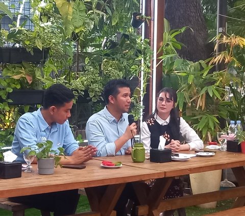 Emil Dardak memastikan bakal mendampingi Khofifah Indar Parawansa maju pada Pilkada Jawa Timur 2024 mendatang.  Emil mengaku sudah mendapatkan mandat dari Partai Demokrat maju Kembali Bersama Khofifah.