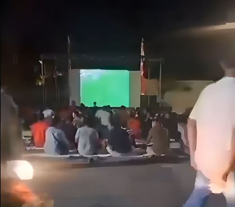 Exciting Moment of Watching U-23 National Team's Viewing Party Becomes More Tense When Funeral Procession Carrying a Coffin Suddenly Passes By, Netizens: Imagine Suddenly a Goal