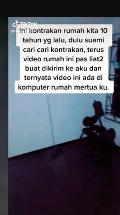 In the TikTok post by Reza Gladys, a fairly small rented house consisting of one bedroom, a narrow living room, and also a bathroom can be seen.