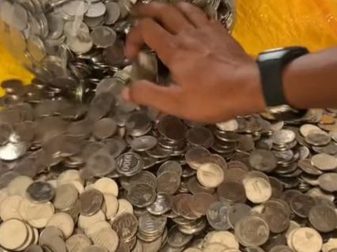 Menabung 3 Tahun di Galon Bekas, Pria Ini Beli Rumah dengan Uang Koin Senilai Rp 46 Juta