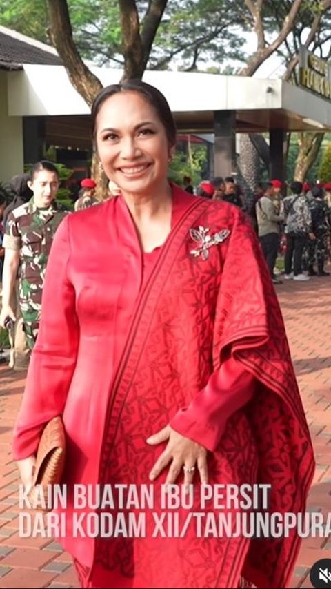Di momen itu putri Luhut Binsar Pandjaitan ini tampil mempesona mengenakan kebaya merah. 