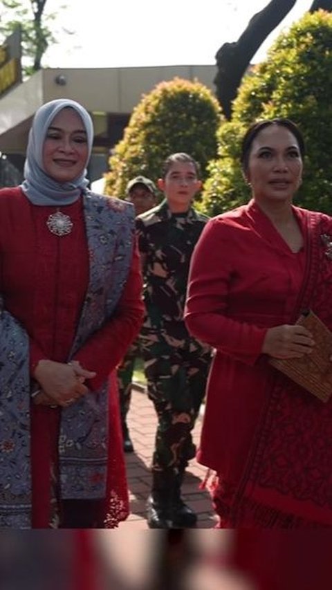 Uli juga terlihat berjalan bersama istri Panglima TNI. 