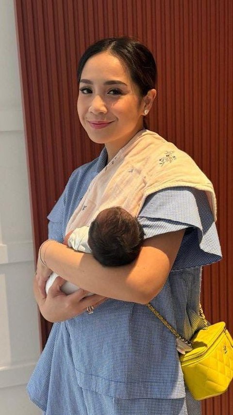 Potret Nagita Slavina Tidur Bareng Ketiga Buah Hatinya, Baby Lily Ramai Jadi Perbincangan Netizen