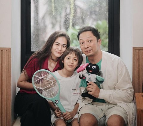 Agus Ringgo Uploads 'Horror' Face of His Wife While Assisting Their Child with Homework