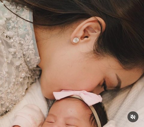 Potret Nagita Slavina Tidur Bareng Ketiga Buah Hatinya, Baby Lily Ramai Jadi Perbincangan Netizen