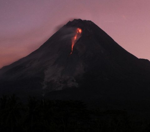 Gunung Merapi Muntahkan 15 Kali Guguran Lava Sejauh 1.800 Meter