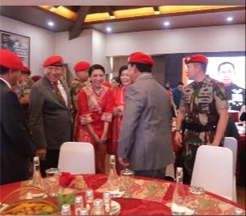 Reaksi Mengejutkan Prabowo saat Istri Pensiunan Jenderal Bintang 4 TNI Mau Cium Tangannya