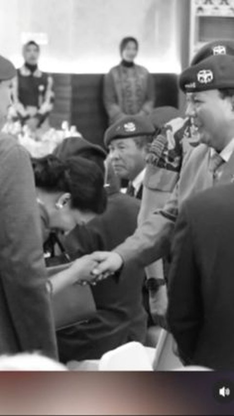 Kala itu Hetty Andika sempat akan mencium tangan Prabowo saat keduanya bertemu di sela acara.<br>