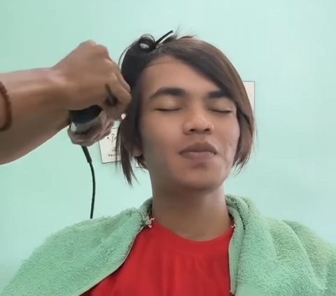 Disebut Mirip Andika Babang Tamvan, Rohmat Bahar Senyum-senyum saat Rambutnya Dicatok