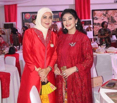 Tampil Cantik Berkebaya Merah, Potret Juliana Moechtar Hadiri Ulang Tahun Kopassus, Ada Pose sama Istri Jenderal