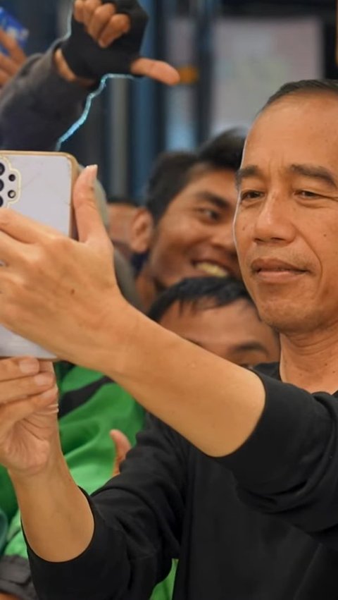 Jokowi Nongkrong di Mal Lombok Bareng Menteri, Warga Jerit & Nangis Berebut Foto