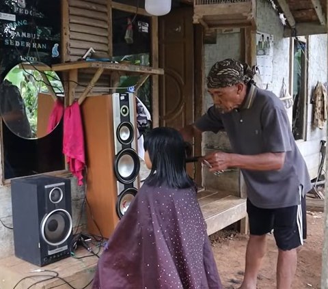 Mengunjungi Tukang Cukur di Kampung Terpencil Bandung Barat, Buka Praktik di Depan Rumah