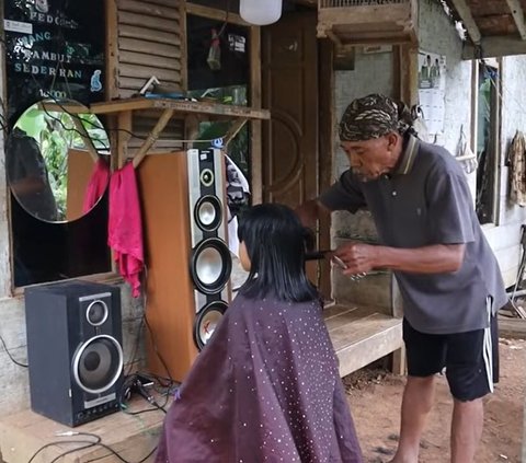 Mengunjungi Tukang Cukur di Kampung Terpencil Bandung Barat, Buka Praktik di Depan Rumah