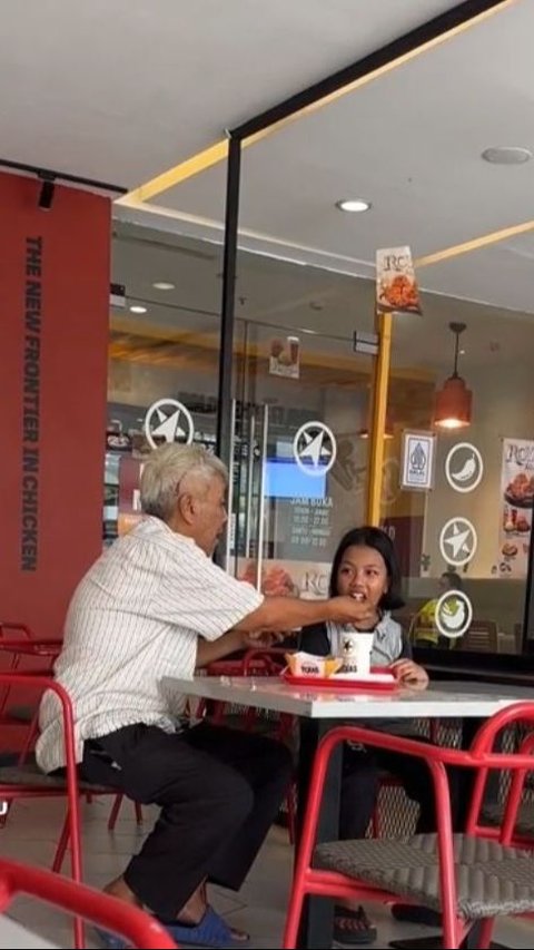 <b>Sang Anak Idap Leukimia, Kisah Bapak Sopir Angkot Temani Putrinya Makan di Restoran Ini Menyentuh Hati </b><br>