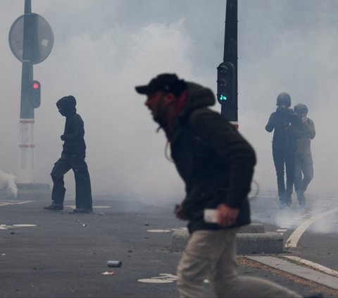 FOTO: Bentrok Buruh dan Polisi Warnai Aksi May Day di Berbagai Negara