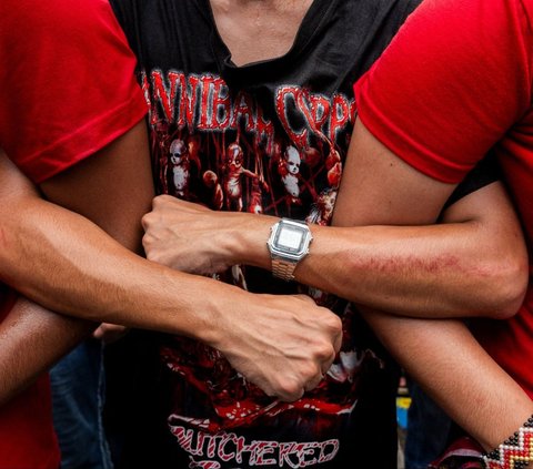 FOTO: Bentrok Buruh dan Polisi Warnai Aksi May Day di Berbagai Negara