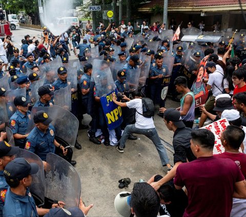 FOTO: Bentrok Buruh dan Polisi Warnai Aksi May Day di Berbagai Negara
