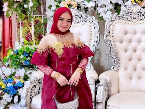 Portrait of Rismahani, the Wife of Striker Witan Sulaiman who has a Fashion Collection that is not Inferior to Azizah Salsha's Branded Collection