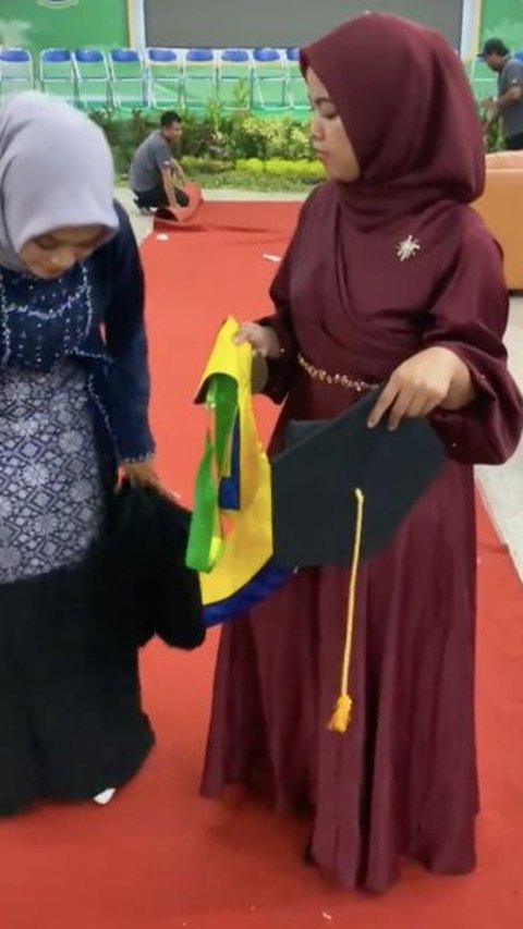 Cewek Sarjana Rela Lepas Baju Toga dan Diberikan kepada Kakaknya yang Cuma Lulusan SMP, Alasannya Bikin Mata Berkaca-Kaca<br>