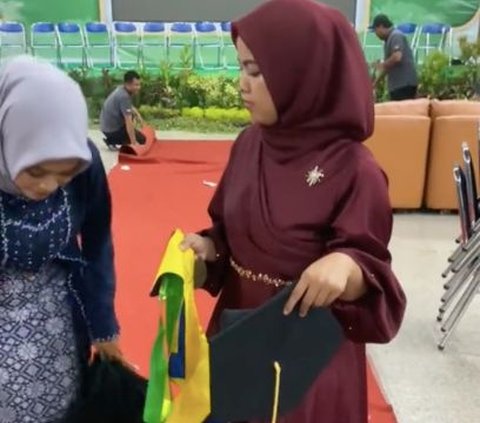 Cewek Sarjana Rela Lepas Baju Toga dan Diberikan kepada Kakaknya yang Cuma Lulusan SMP, Alasannya Bikin Mata Berkaca-Kaca