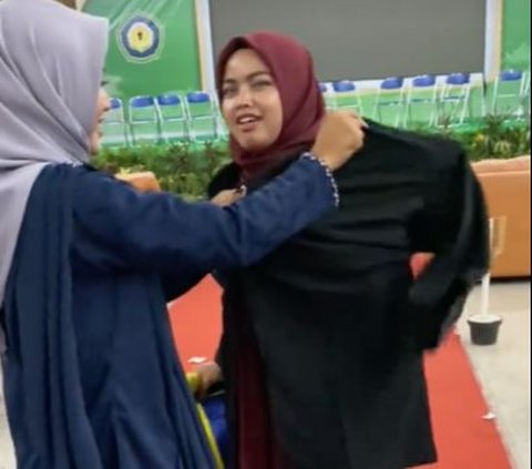 Cewek Sarjana Rela Lepas Baju Toga dan Diberikan kepada Kakaknya yang Cuma Lulusan SMP, Alasannya Bikin Mata Berkaca-Kaca