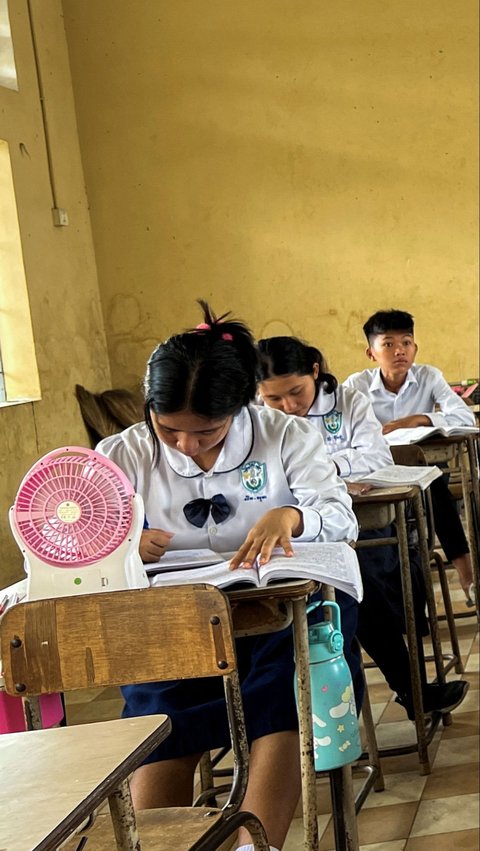 FOTO: Panas Ekstrem 43 Derajat 'Panggang' Kamboja, Murid-Murid ke Sekolah Bawa Kipas Angin