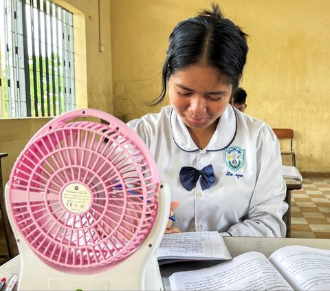 FOTO: Panas Ekstrem 43 Derajat 'Panggang' Kamboja, Murid-Murid ke Sekolah Bawa Kipas Angin