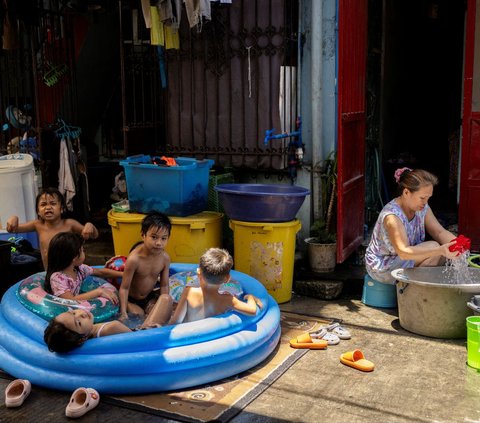 FOTO: Panas Ekstrem 43 Derajat 'Panggang' Kamboja, Murid-Murid ke Sekolah Bawa Kipas Angin